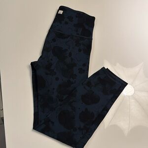 Vuori Studio Printed High Rise Leggings 25.5” Warersrop size Medium